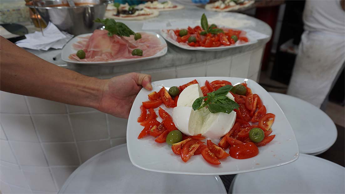 caprese con mozzarella di bufala napoletana