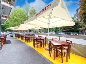 pizzeria napoletana con tavoli all'aperto