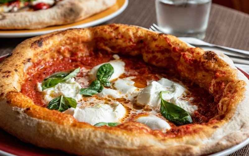 pizza a posacenere con cornicione