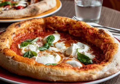 pizza a posacenere con cornicione